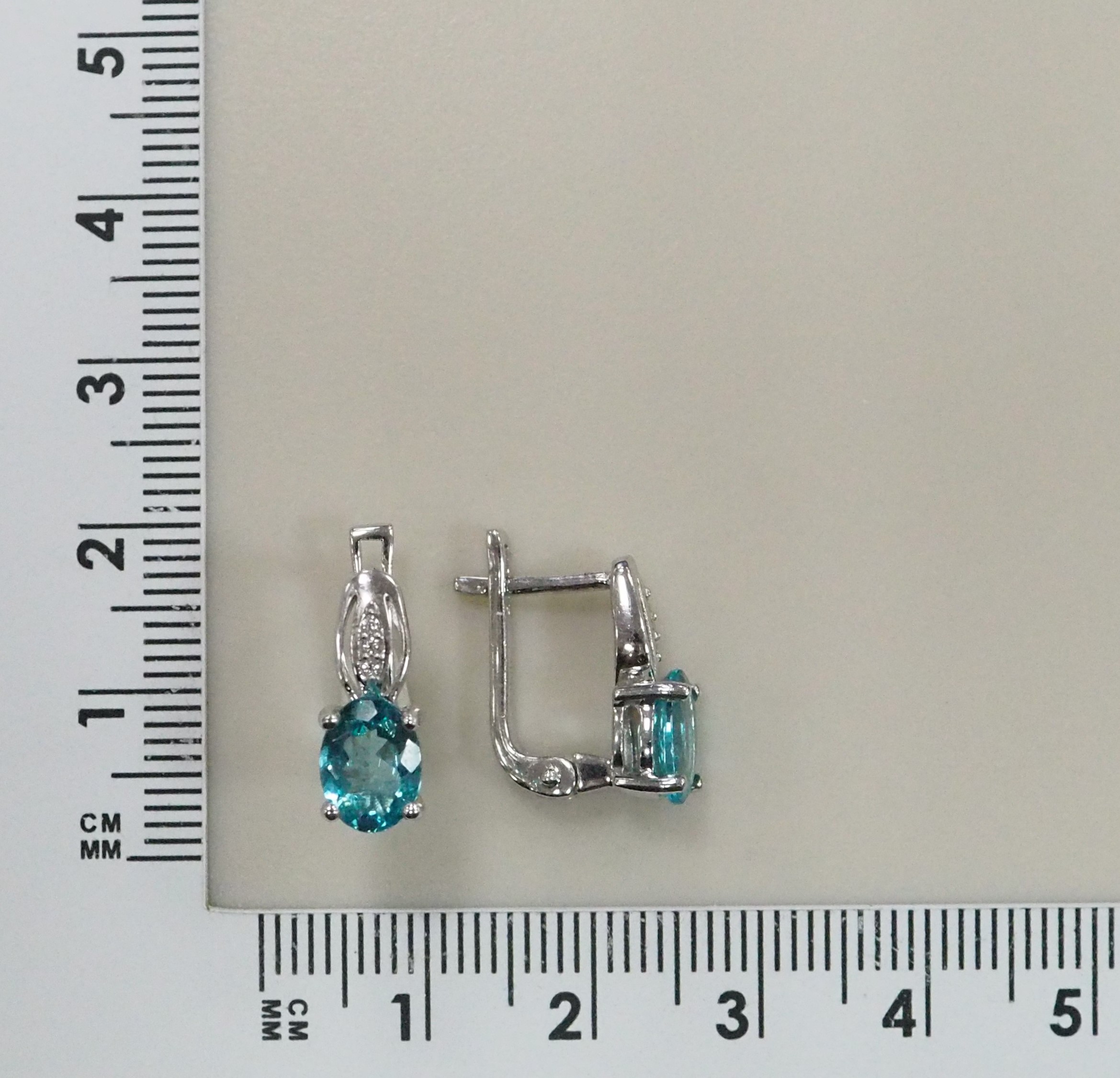 Серебряные серьги с апатитами